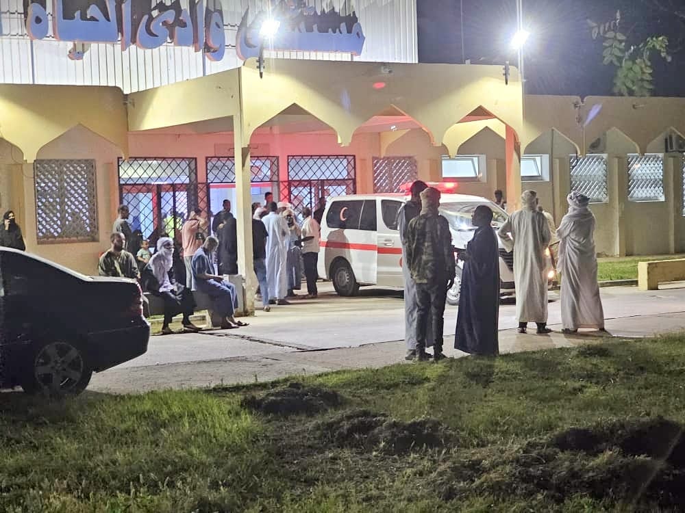 مستشفى اوباري العام يعلن عن استقبال 8 حالات جراء إنفجار قنبلة يدوية عليهم مما أدى إلى إصابتهم .