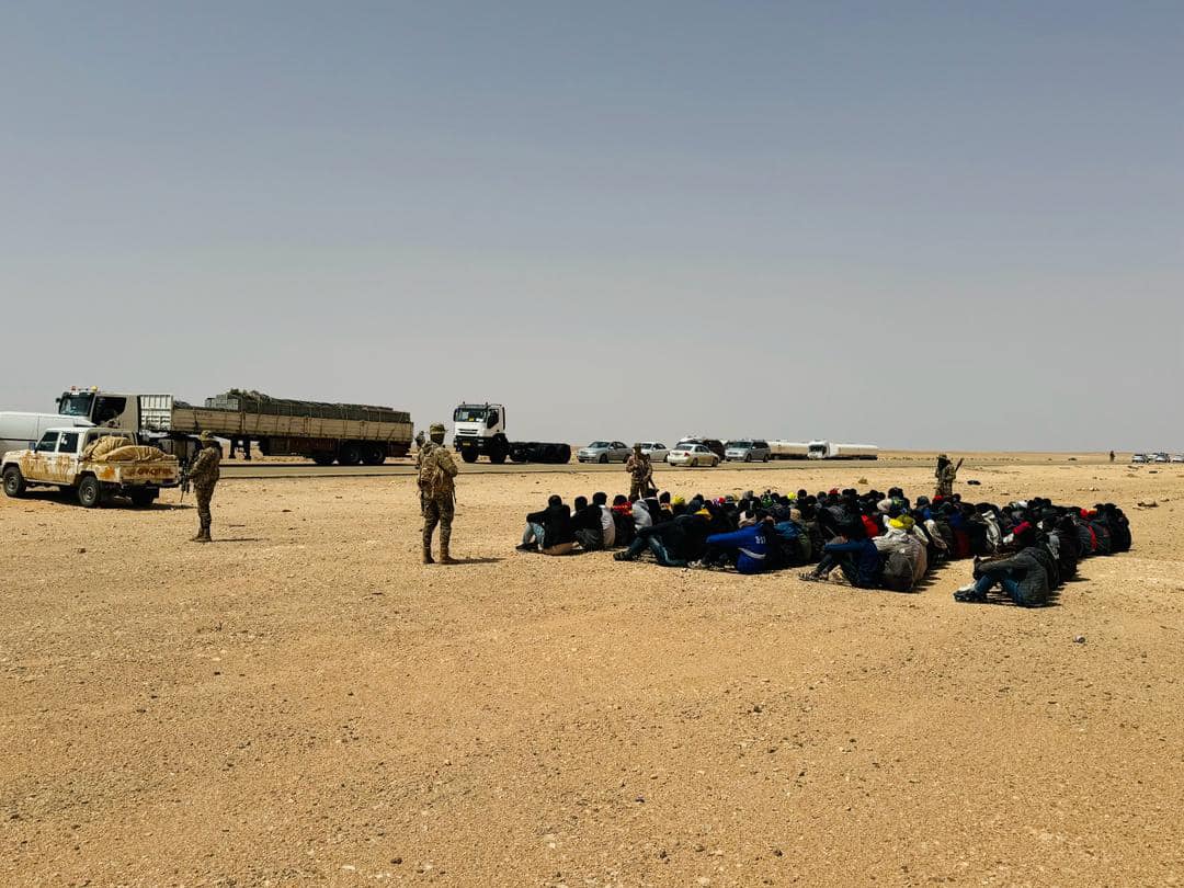  مفارز الجيش الليبي الصحراوية تتمكن من ضبط عدد من شاحنات الوقود المهرب وتهريب البشر وسط الصحراء الليبية .