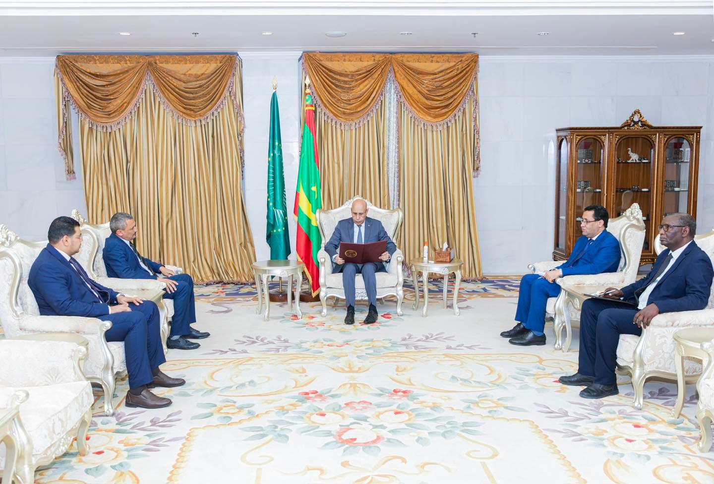  ( الفلاح ) يسلم الرئيس الموريتاني رسالة من " المنفي "  لتأكيد عمق العلاقات التاريخية بين البلدين الشقيقين  وتفعيل دور اتحاد المغرب العربي . 