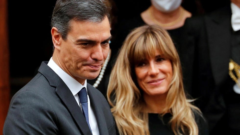  رئيس الوزراء الاسباني  يفكر في الاستقالة بعد تحقيق ضد زوجته بتهمة الفساد .