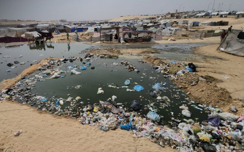 وزارة الصحة في غزة : تسرب مياه الصرف الصحي وتراكم النفايات المختلفة  قد يؤدّي لانتشار الأوبئة والأمراض.  