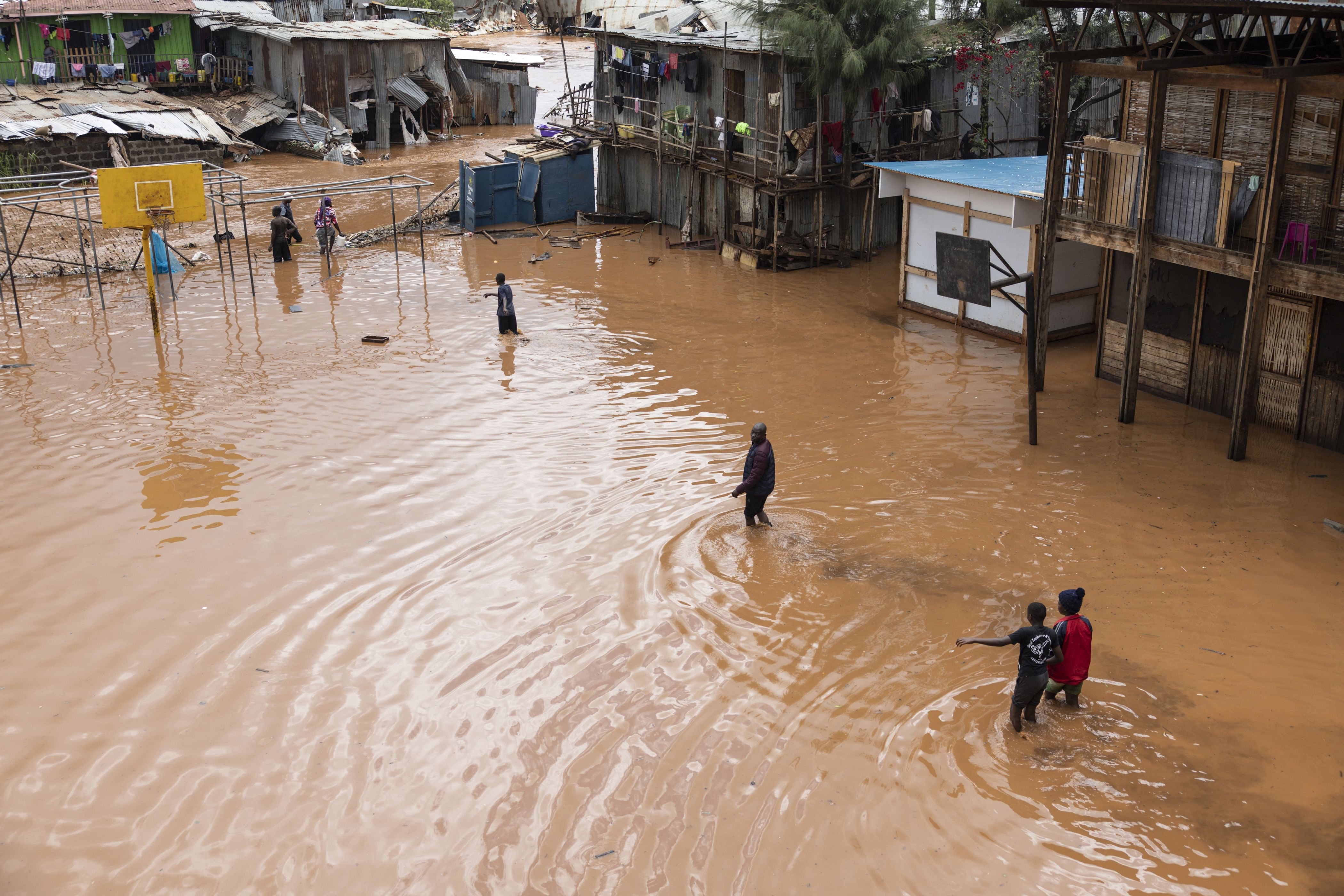  فيضانات كينيا تخلف 70 قتيلاً منذ مارس .
