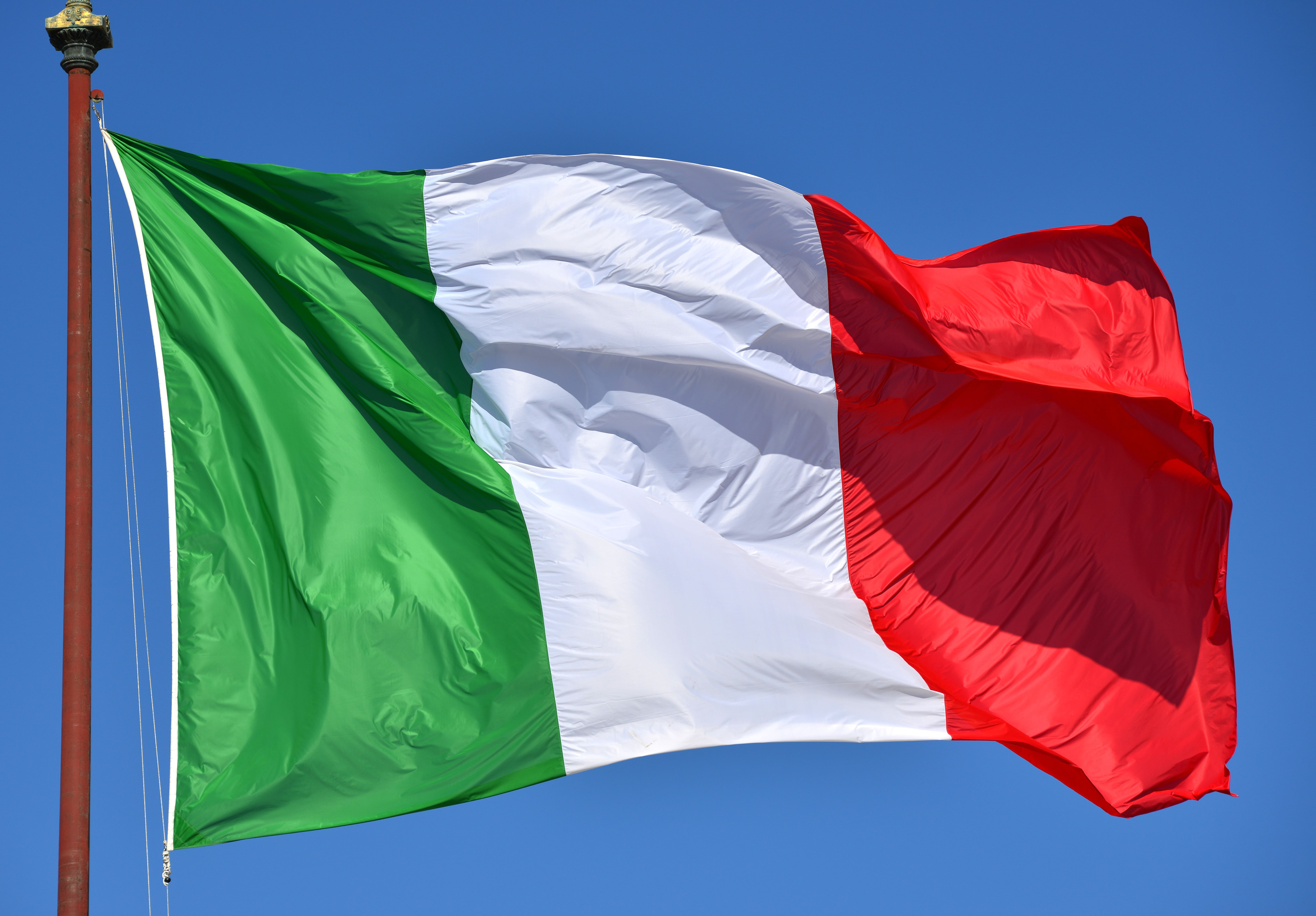 إيطاليا تعتزم استثمار 10 مليارات يورو في الرقائق الإلكترونية .