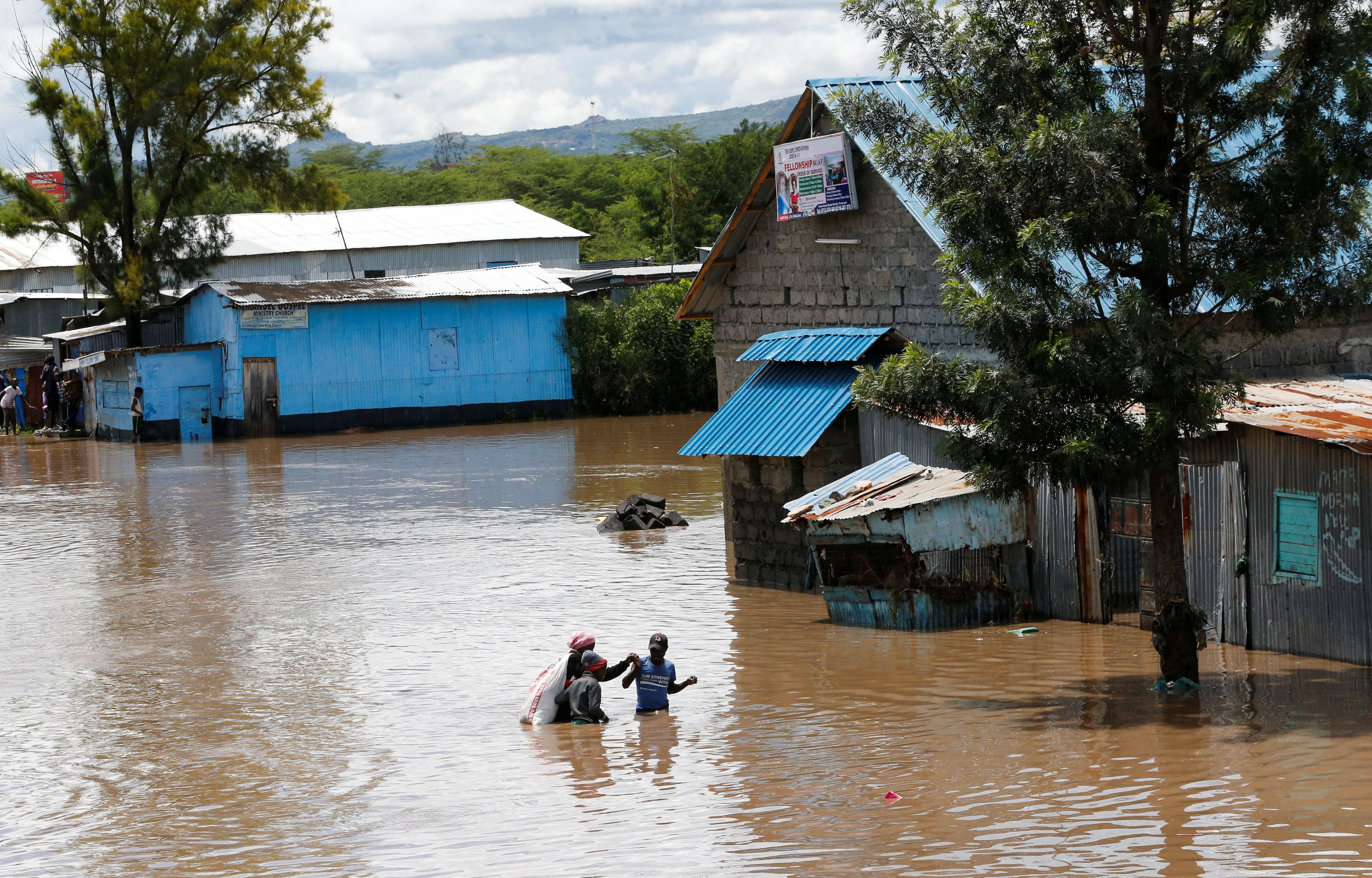 مصرع 42 على الأقل بانهيار سد في كينيا .