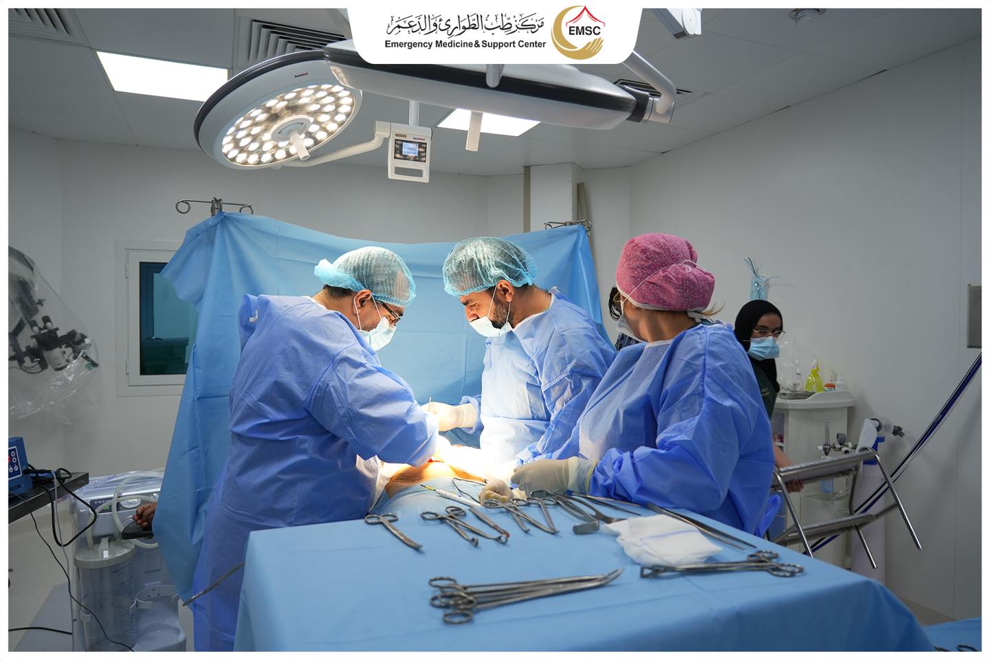  فريقا طبيا قادما من مصر متخصص في جراحة العظام والجراحة العامة يصل مدينة الزنتان .