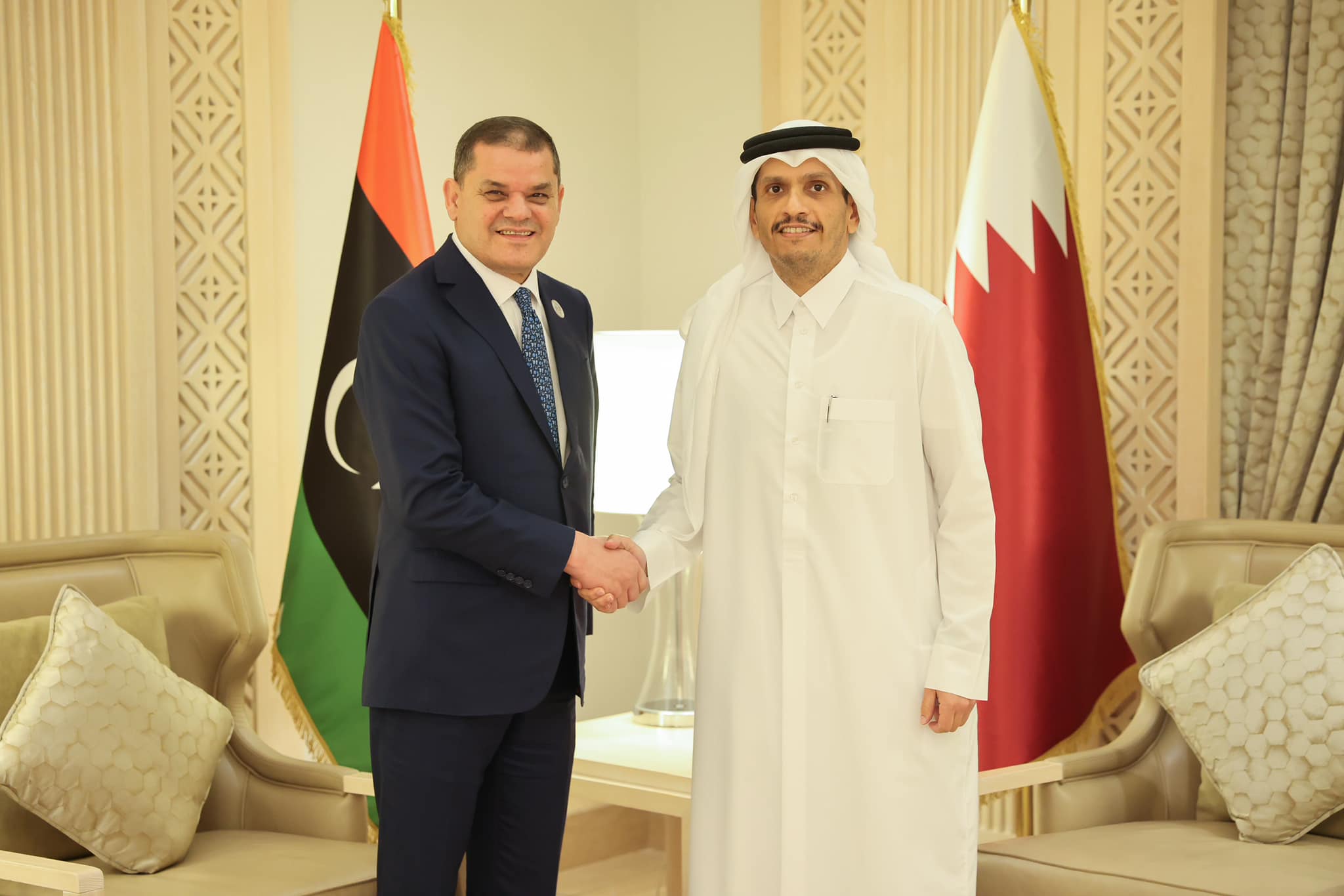  رئيس حكومة الوحدة الوطنية  يبحث  مع وزير الخارجية القطري التطورات الإقليمية والدولية في الدوحة . 