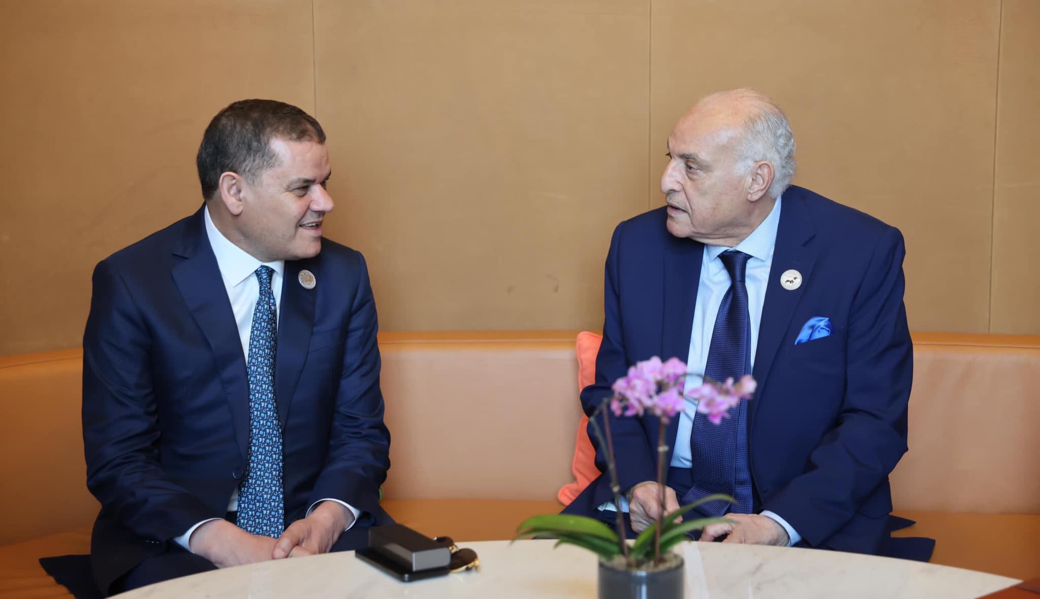 الدبيبة يناقش في الدوحة مع وزير الخارجية الجزائري الأوضاع السياسية والتعاون المشترك بين البلدين.