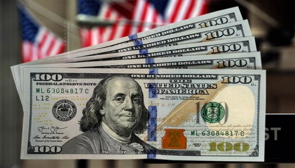 الدولار قرب أعلى مستوى له هذا العام .