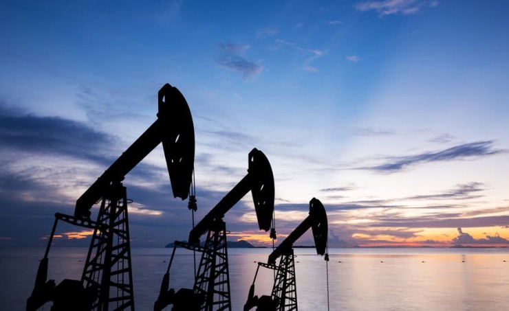 أسعار النفط ترتفع في ظل توقعات بإعادة ملء الاحتياطي الاستراتيجي الأمريكي. 