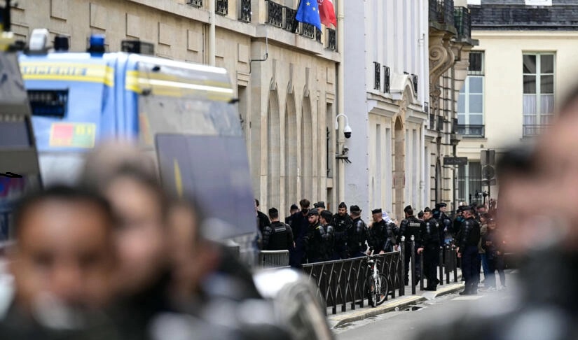 الشرطة الفرنسية تفرق المعتصمين بمعهد باريس للدراسات السياسية دعما لفلسطين.