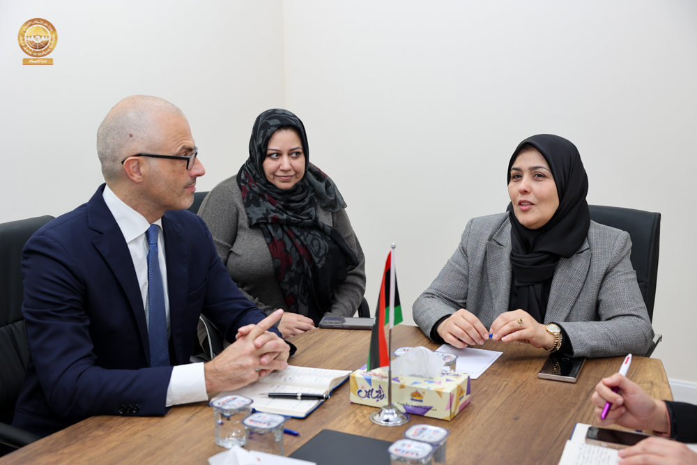 رئيس لجنة شؤون المرأة والطفل بمجلس النواب تلتقي سفير بعثة الاتحاد الأوروبي لدى ليبيا والوفد المرافق له في بنغازي . 