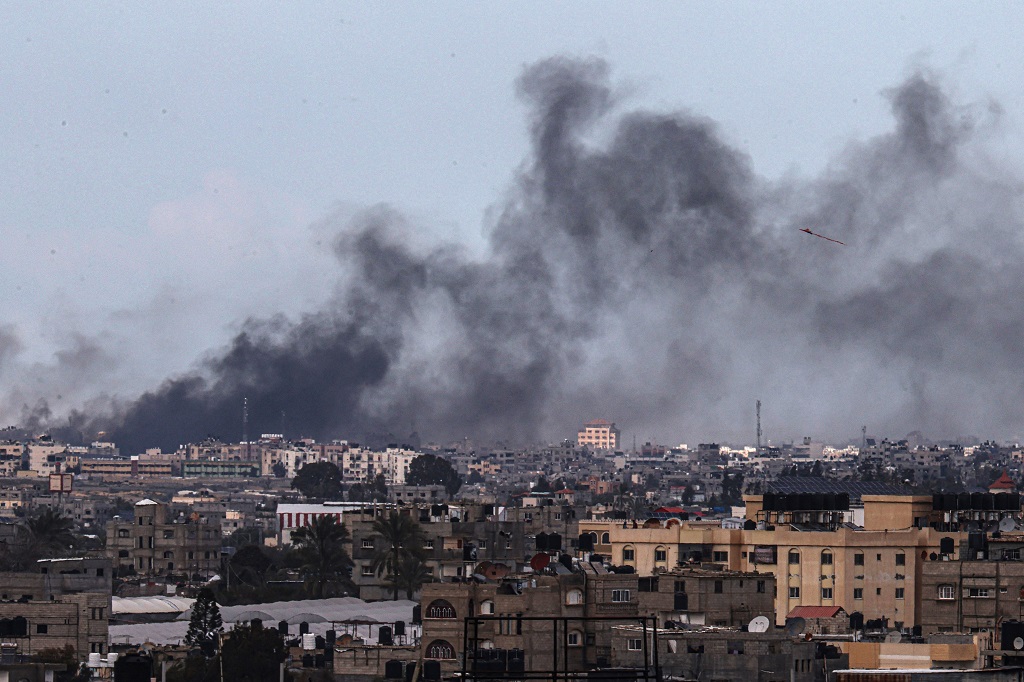 عشرات الشهداء والجرحى في قصف الاحتلال الإسرائيلي المتواصل على قطاع غزة في يومه الـ215