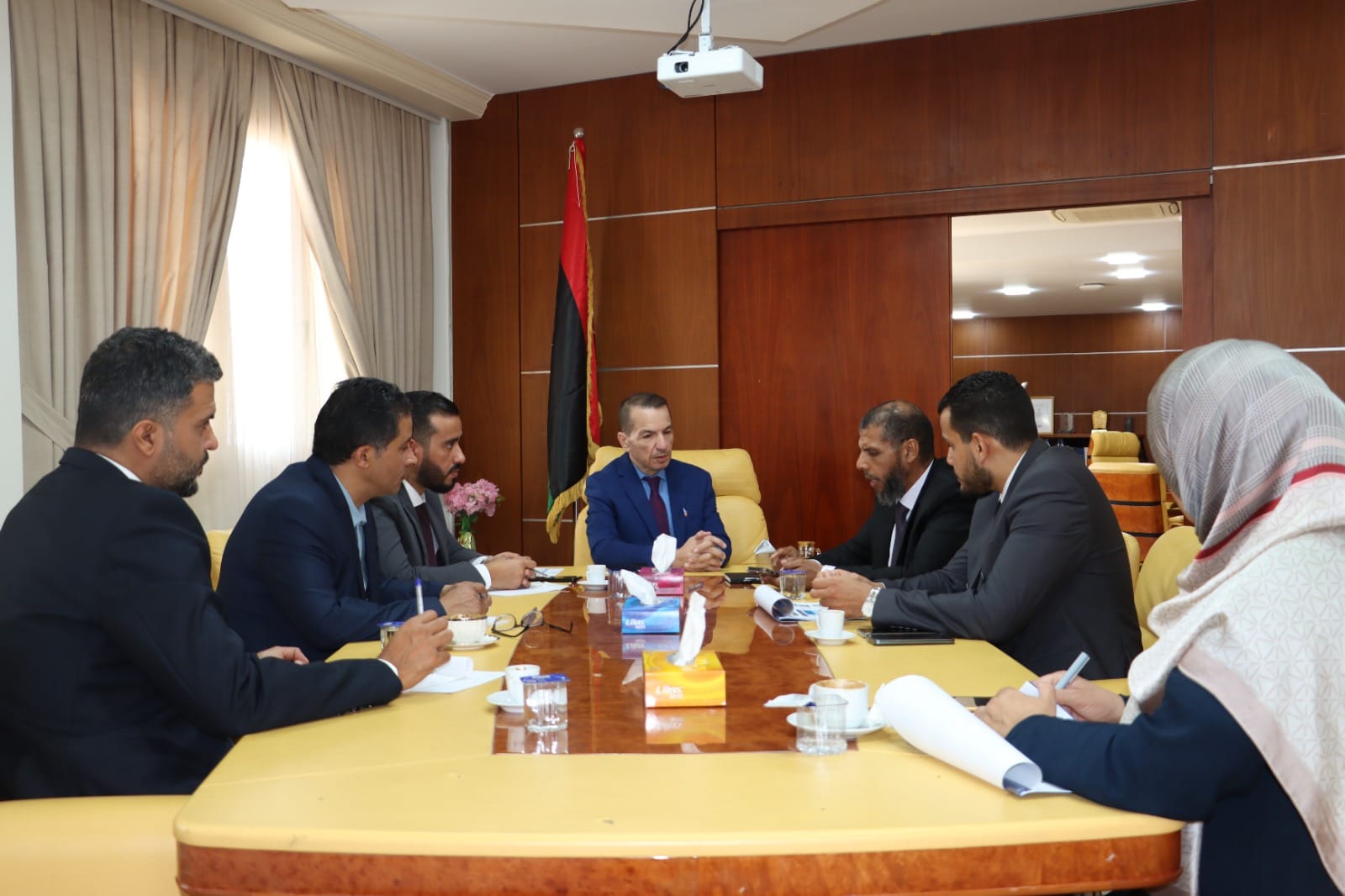  وزير التخطيط  يتابع مع رئيس مجلس ادارة جهاز الطاقات المتجددة  تنفيذ الاستراتيجية الوطنية وكفاءة الطاقة .