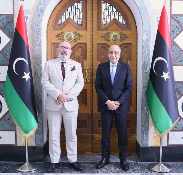 الكبير  يلتقي السفير البريطاني لدى ليبيا . 