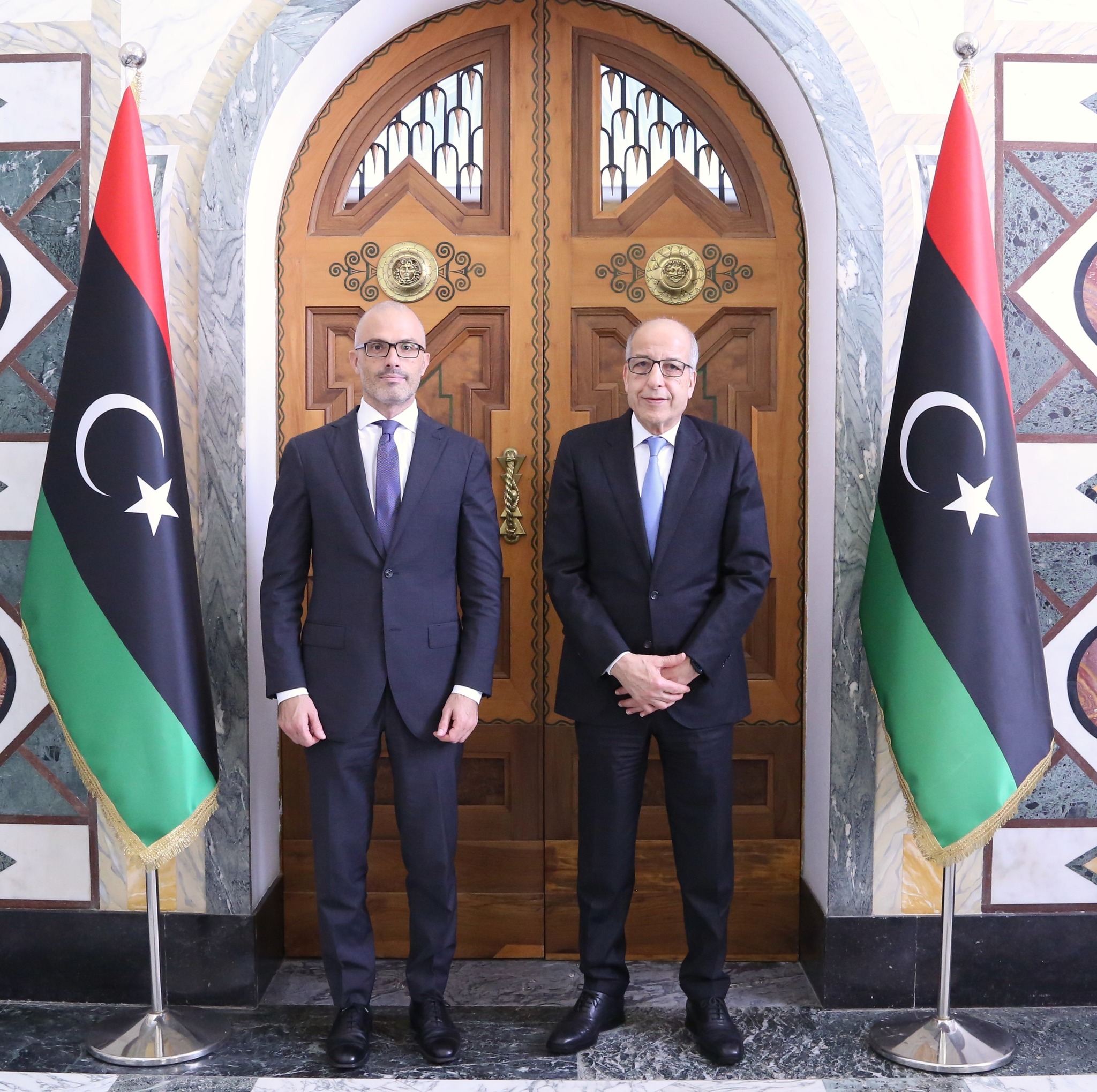  محافظ مصرف ليبيا المركزي يلتقي سفير الإتحاد الأوروبي لدى ليبيا بطرابلس . 