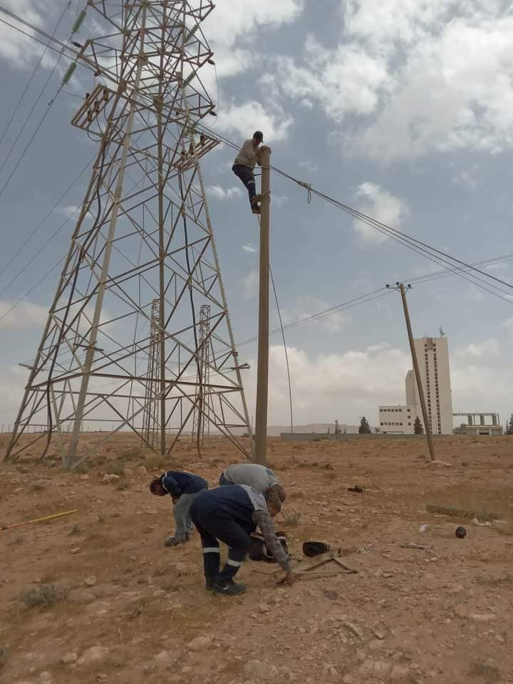 فرق الشركة العامة للكهرباء تواصل أعمال الصيانة الطارئة في العديد من المناطق .
