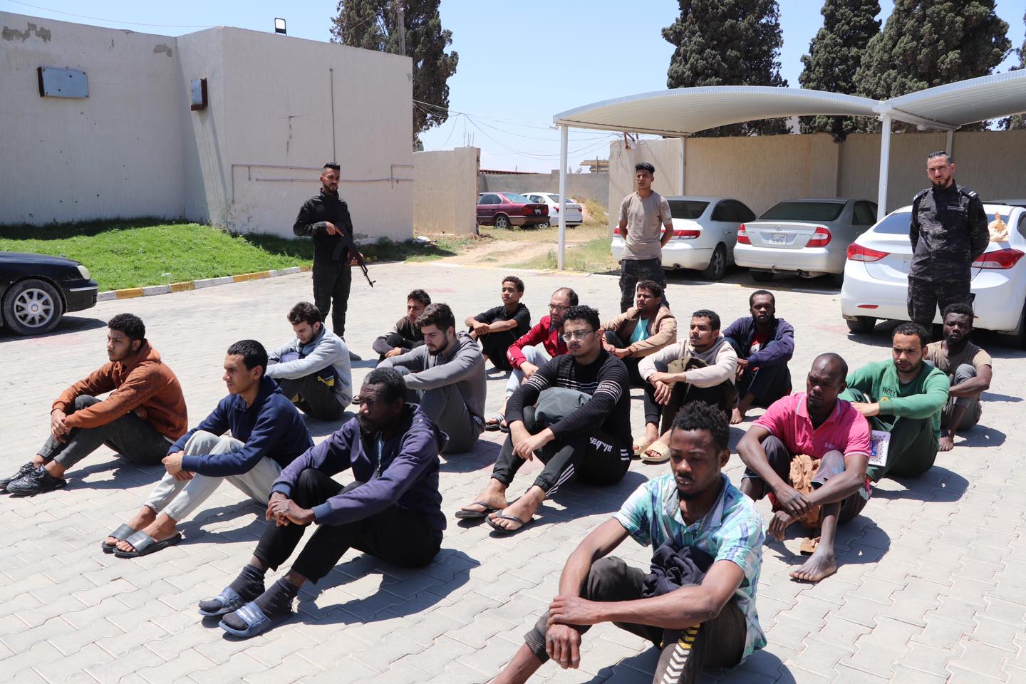 قوة دعم المديريات المنطقة الغربية تتمكن من ضبط مهاجرين من جنسيات عربية و إفريقية بمدينة زوارة.
