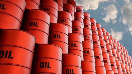النفط يواصل تراجعه بفعل مؤشرات على ضعف الطلب وارتفاع الدولار. 