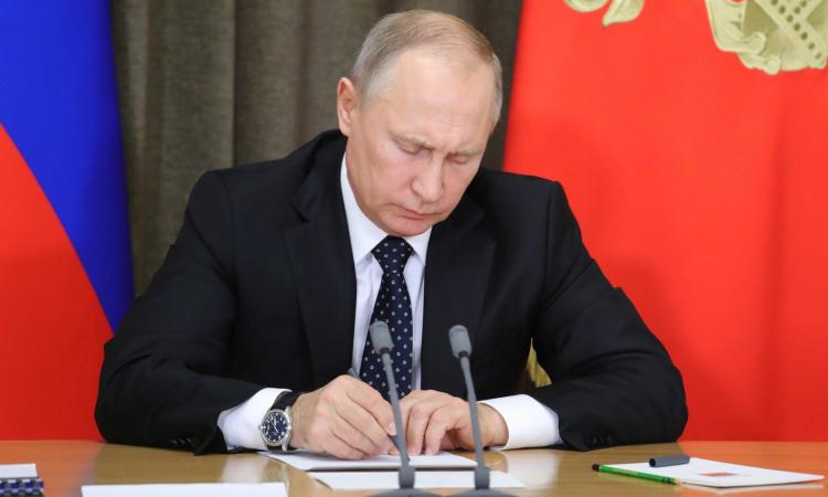 بوتين يعين شويغو أمينًا لمجلس الأمن القومي ويقترح تعيين بيلوسوف وزيرا للدفاع ولافروف للخارجية.