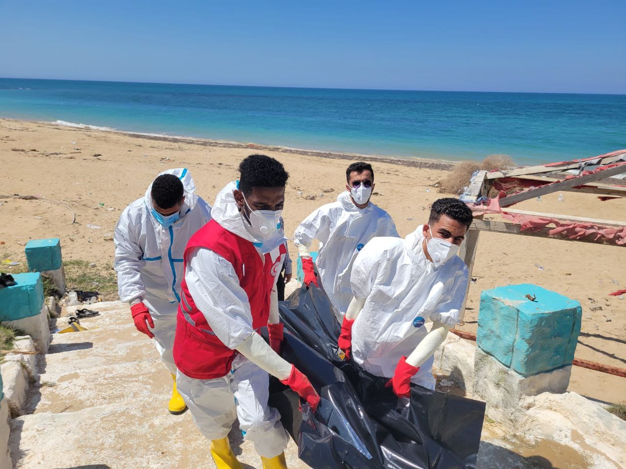فريق جمعية الهلال الأحمر بطرابلس ينتشل جثة على شاطئ البحر (طريق الشط) .