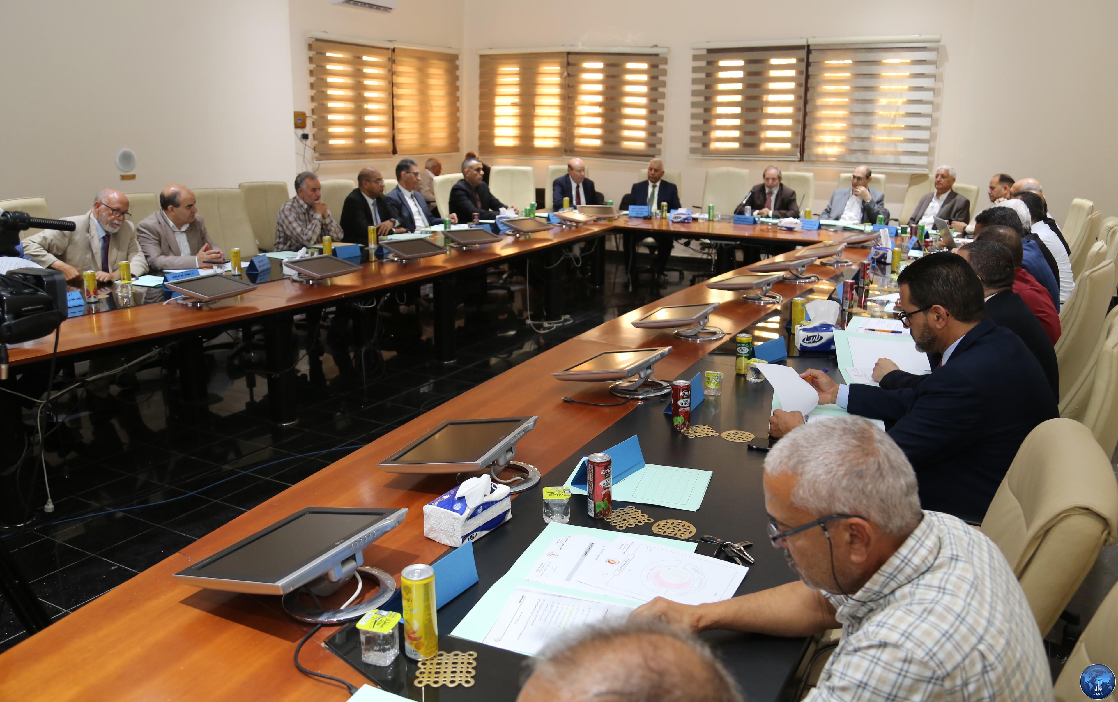 مجلس التخصصات الصحية يناقش مع عمداء كليات الطب  الأهداف  التي تؤدي  إلى مخرجات تعزز الثقة  في الطبيب الليبي  .