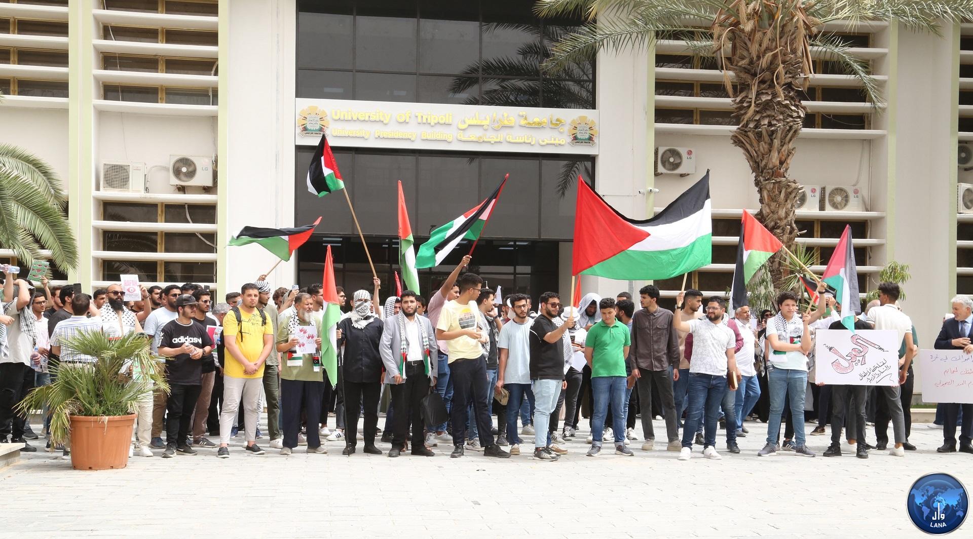 طلاب الجامعات الليبية يعلنون في تظاهرات أمام جامعاتهم وقوفهم وتضامنهم مع ابناء الشعب الفلسطيني في صمودهم  الاسطوري لمواجهة  العدوان الصهيوني .