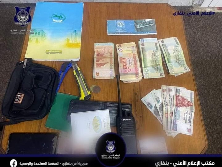  ضبط وافد سرق مبلغ مالي من أحد المحال التجارية ببنغازي .
