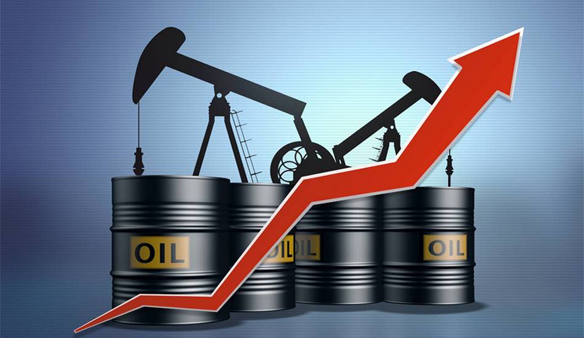 النفط يتجه لتحقيق مكاسب أسبوعية على أمل زيادة الطلب .