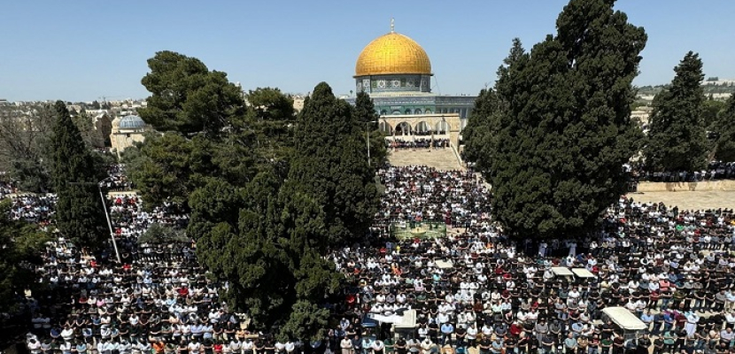 الآلاف من الفلسطينيين يؤدون صلاة الجمعة في المسجد الأقصى المبارك .
