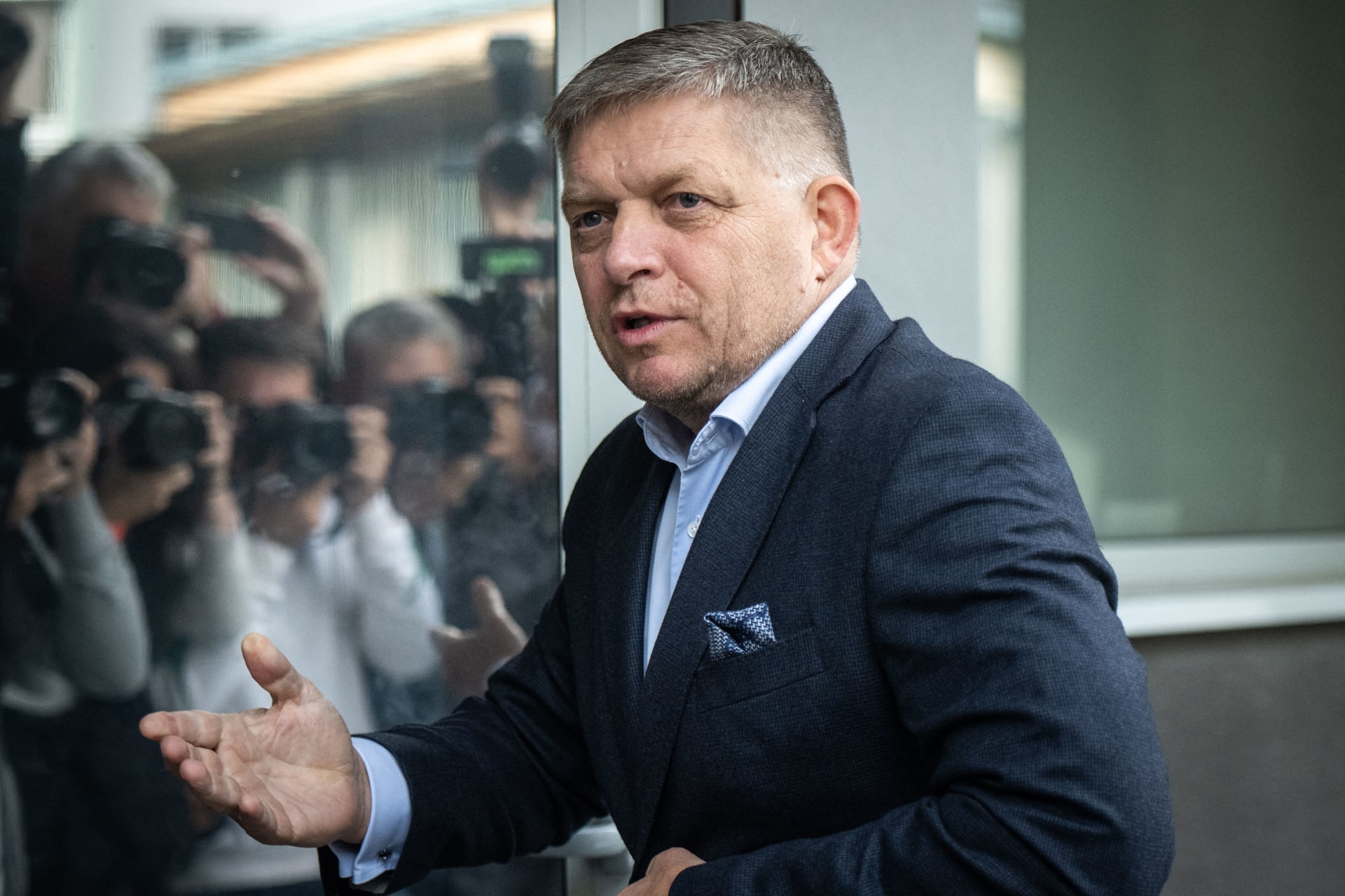 مثول المتهم بمحاولة قتل رئيس وزراء سلوفاكيا أمام المحكمة .