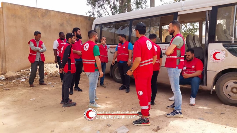  الهلال الأحمر يتمكن من إخراج بعض العائلات من مناطق الاشتباكات بمدينة الزاوية .