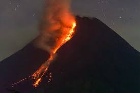 بركان إيبو في إندونيسيا يثور على نحو هائل ويطلق سحابة من الرماد .