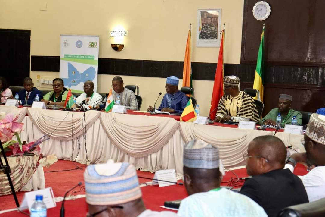النيجر ومالي وبوركينا فاسو تتفق على الصيغة النهائية لتشكيل اتحاد كونفدرالي.
