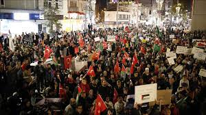 طلاب الجامعات التركية يتظاهرون يطالبون برحيل الاسرائيليين عن غزة وفلسطين .