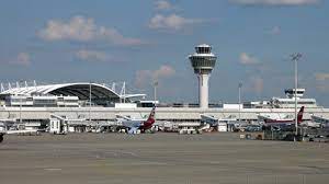 نشطاء المناخ اقتحموا مطار ميونخ في ألمانيا أمس للمطالبة بخفض انبعاثات قطاع الطيران .