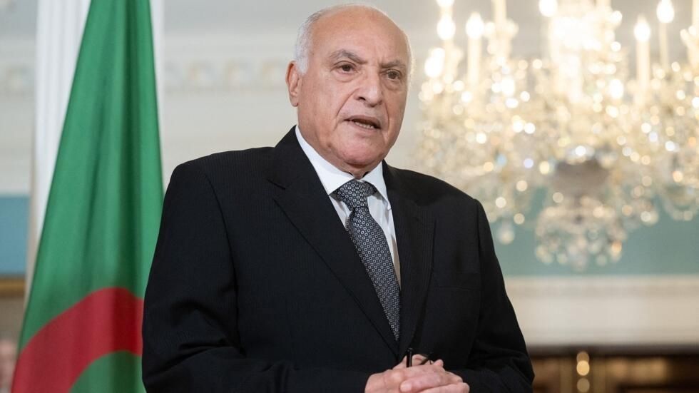 وزير الخارجية الجزائري يلتقي المبعوث الخاص للرئيس الفرنسي إلى ليبيا. 