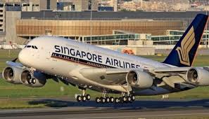 مقتل شخص وإصابة 30 آخرين في حادث لطائرة تابعة لخطوط سنغافورة الجوية.