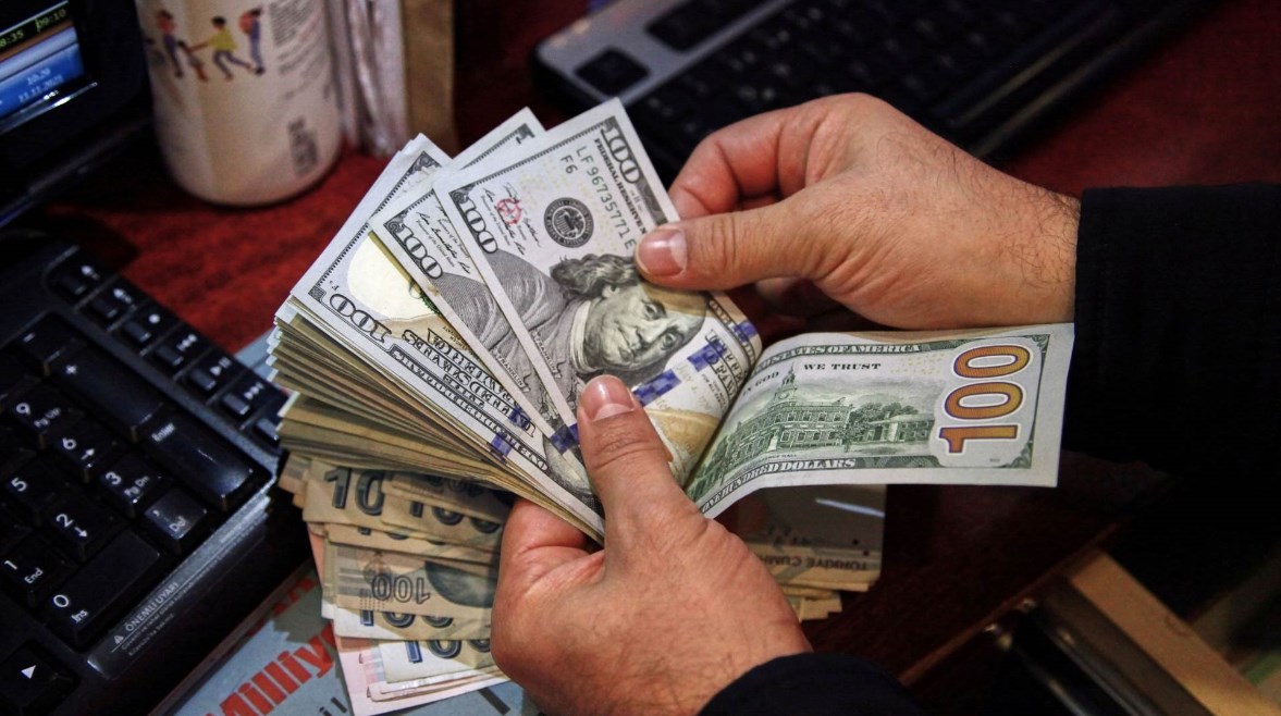 سيناتور أمريكي يحذر من احتمالية التخلي العالمي عن الدولار .