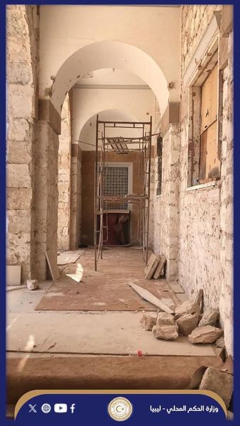 تواصل أعمال صيانة وترميم قصر المنار التاريخي في بنغازي .
