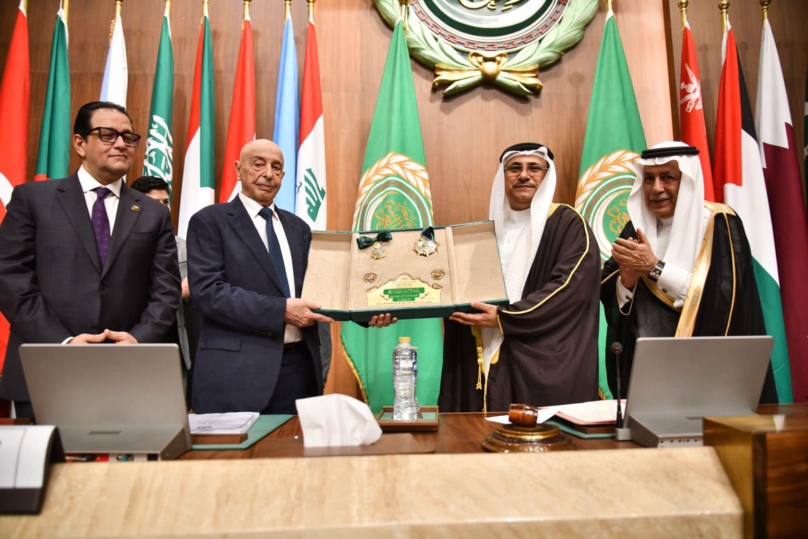 البرلمان العربي يمنح المستشار عقيلة صالح وسام التميز العربي