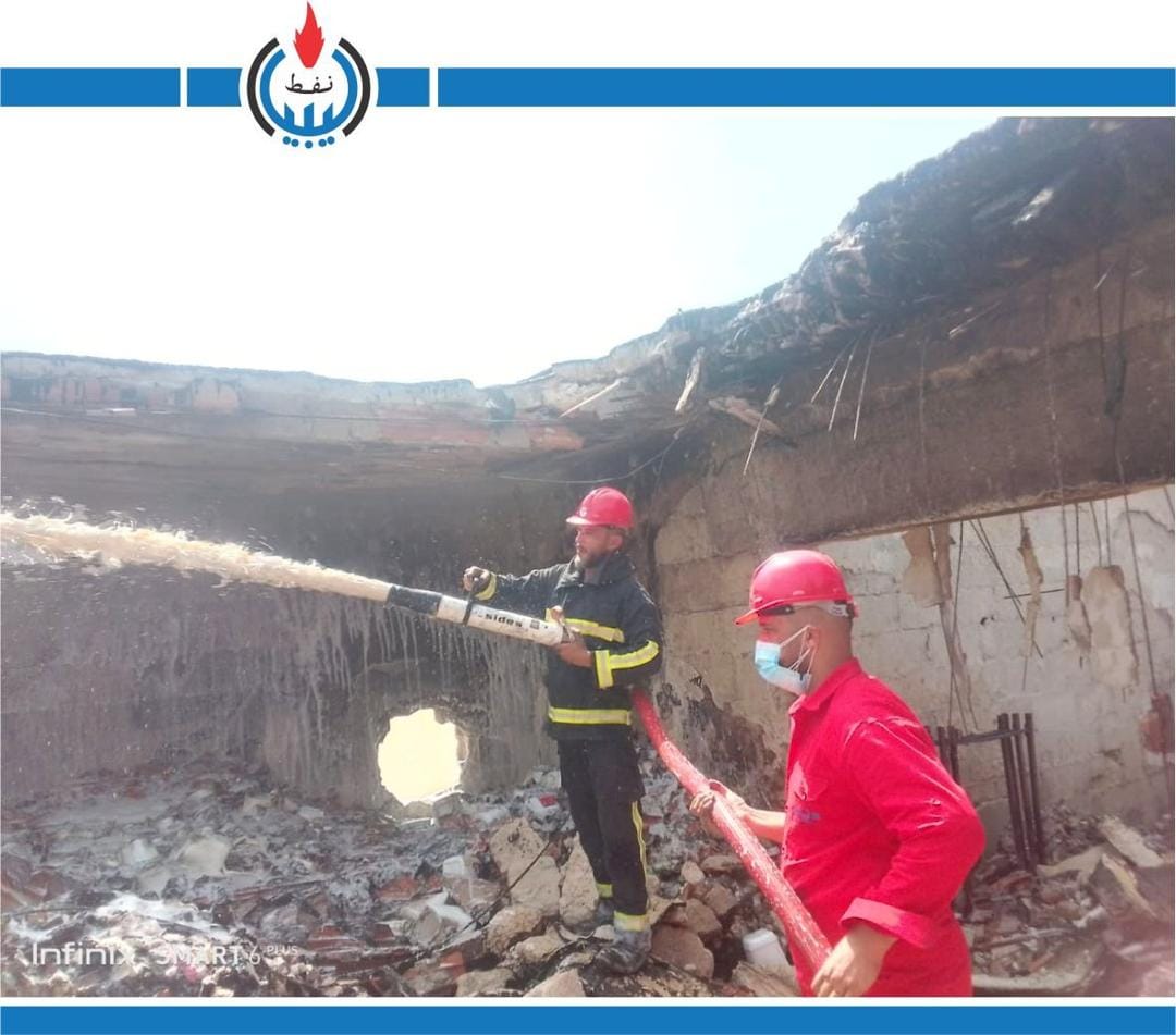 فرق الإطفاء بالبريقة لتسويق النفط تخمد حريقًا بمصنع للفحم الحجري بحي الاندلس .
