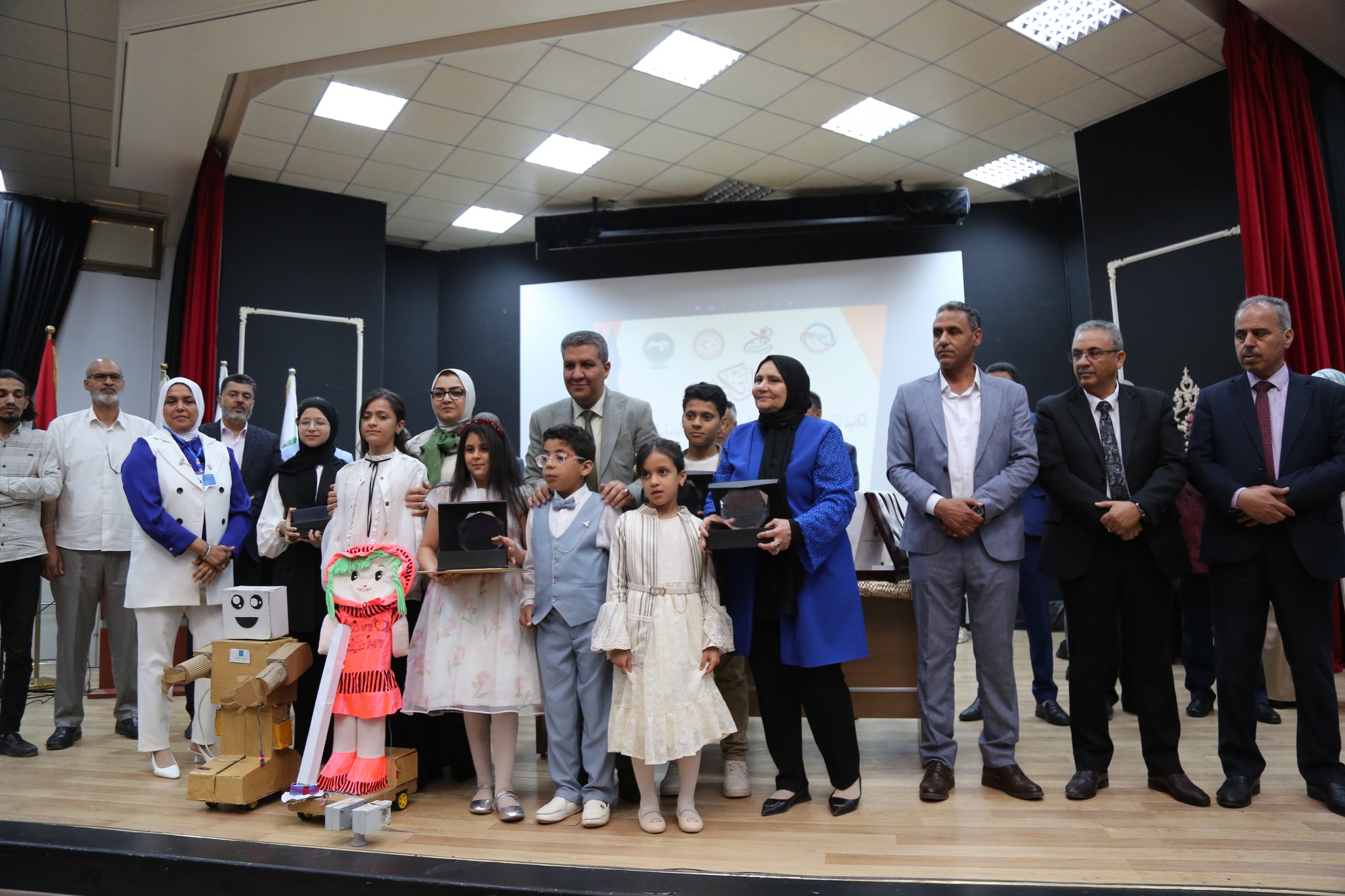 اللجنة الوطنية للتّربية والثقافة والعلوم تُكرِّم الفائزين في المسابقات والمبادرات العربية والإقليميّة .