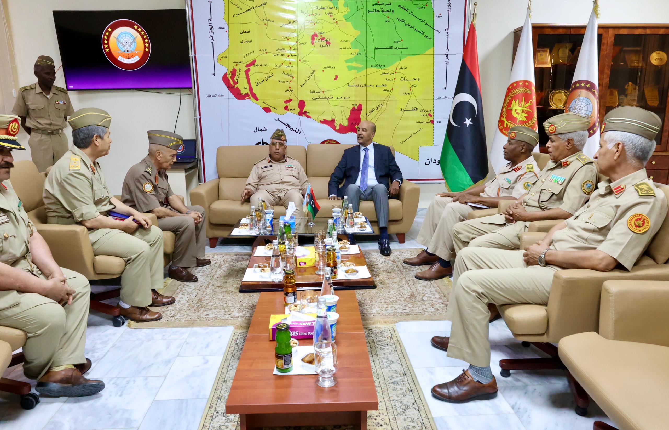 خلال زيارة لرئاسة أركان الدفاع الجوي : الكوني يطلع على الجهود المبذولة لحماية السيادة الليبية من التهديدات الخارجية . 