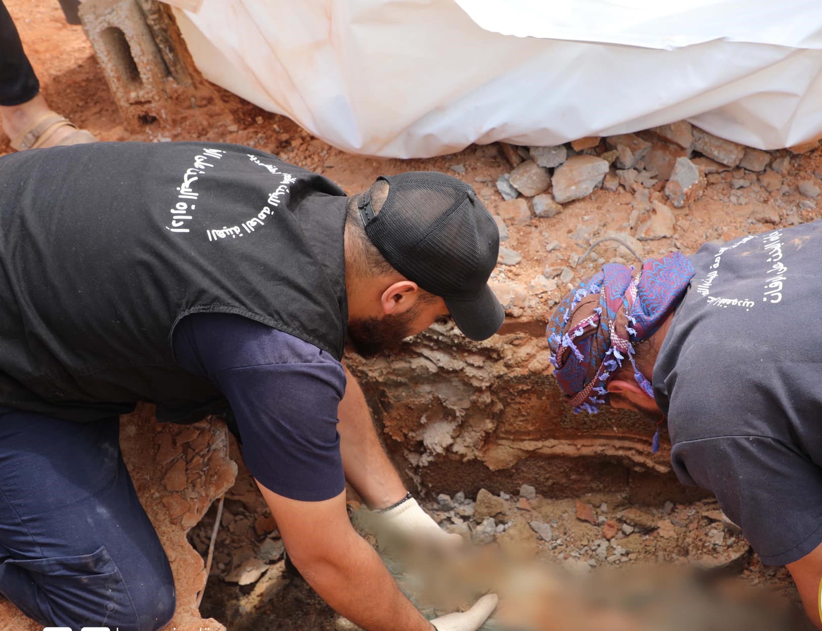 الهيئة العامة للبحث والتعرف على المفقودين تفحص جثامين مجهولة الهوية بمدينة درنة  .