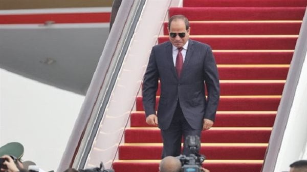 الرئيس المصري يصل إلى بكين في زيارة لدولة الصين. 