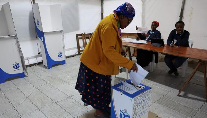 الناخبون في جنوب أفريقيا يصوتون لانتخاب برلمان جديد.