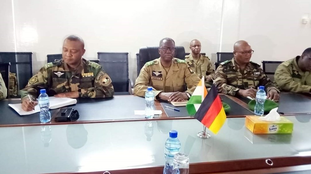 ألمانيا والنيجر توقعان اتفاقا يتيح للجيش الألماني مواصلة استخدام القاعدة الجوية في نيامي.