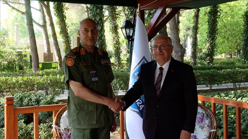 وزير الدفاع التركي يلتقي الحداد، في ولاية إزمير غربي  تركيا.