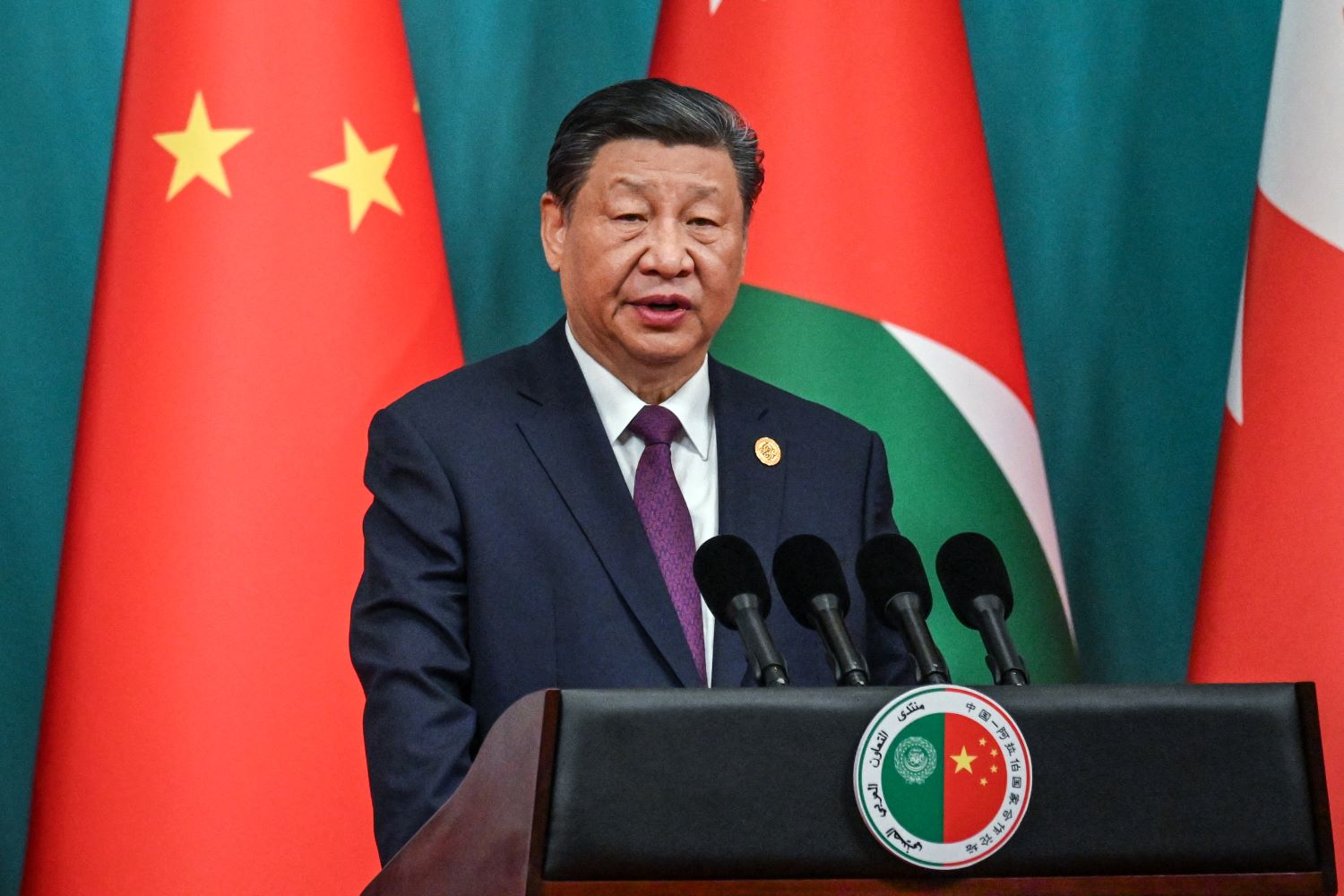 الرئيس الصيني يدعو لعقد مؤتمر سلام دولي بشأن الشرق الاوسط. 