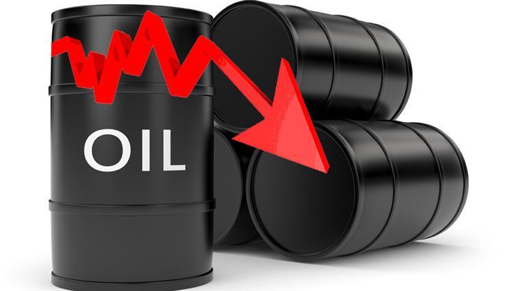 أسعار النفط تتراجع وسط ترقب لبيانات مخزونات الخام الأمريكية. 